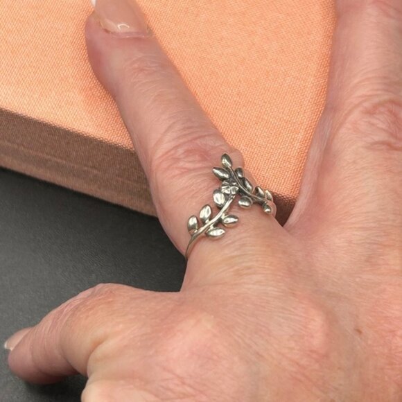 925 Sterling Silver Flower Leaves Size 7.5 Ring - Picture 10 of 11